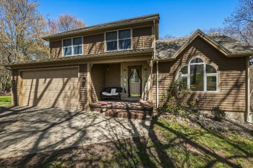 7 Terry Ln, Belchertown - $549,900