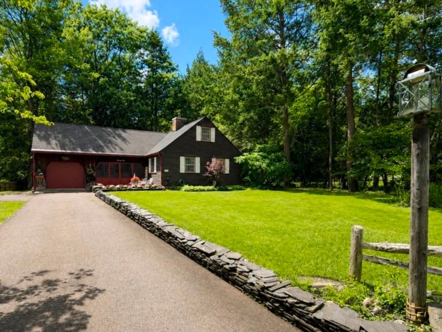 26 Oak Hill Rd, Greenfield